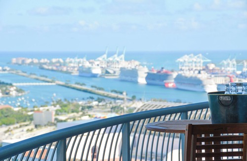 Edgewater Condominio | 2 bed / 2 bath Bay View Condo with Wrap Around Balcony