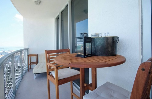 Edgewater Condominio | 2 bed / 2 bath Bay View Condo with Wrap Around Balcony