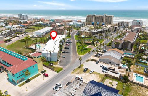 South Padre Island Casa | 2 Bed 2 Bath Condo by Beach with Resort Pool