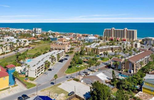 South Padre Island Casa | 2 Bed 2 Bath Condo by Beach with Resort Pool