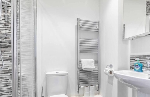 Langley Marish Apartamento | 2 BED & 2 BATH MODERN APARTMENT - FREE PARKING