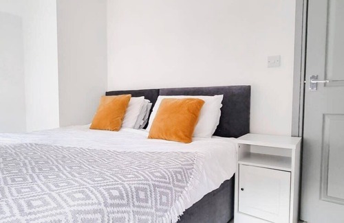 Theale Casa | 2 BED 2 BATH & FREE PARKING - 10 MINS TO MADEJSKI