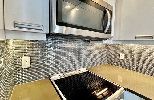 Mount Pleasant East Apartamento | 2 Bed, 2 Bath, Generous sized new condo, Free underground parking, Whole Food