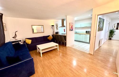 Bow Apartamento | 2 Bed, 2 Bath, Ground Floor Whole Apartment with Parking, Near Central London & Stratford, Close to Station, Zone 2