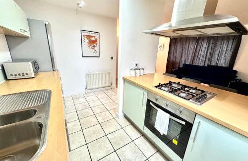 Bow Apartamento | 2 Bed, 2 Bath, Ground Floor Whole Apartment with Parking, Near Central London & Stratford, Close to Station, Zone 2
