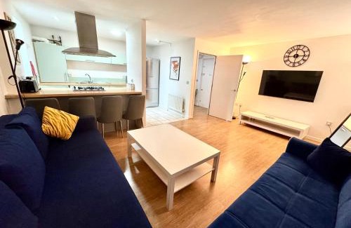 Bow Apartamento | 2 Bed, 2 Bath, Ground Floor Whole Apartment with Parking, Near Central London & Stratford, Close to Station, Zone 2