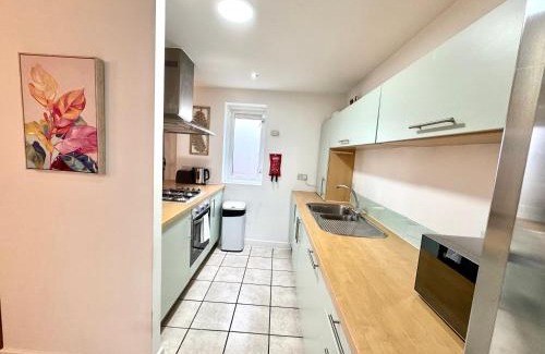 Bow Apartamento | 2 Bed, 2 Bath, Ground Floor Whole Apartment with Parking, Near Central London & Stratford, Close to Station, Zone 2