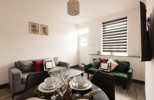 Offerton Casa | 2 Bed 2 Bath Home, Garden, Parking, Sleeps 6, Fast Wifi, Smart TV