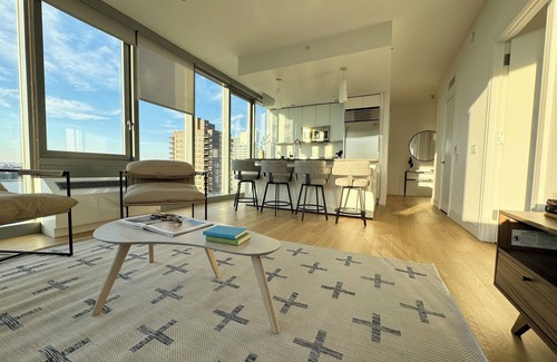 Lincoln Square Apartamento | 2 bed/2 bath luxe condo in Midtown