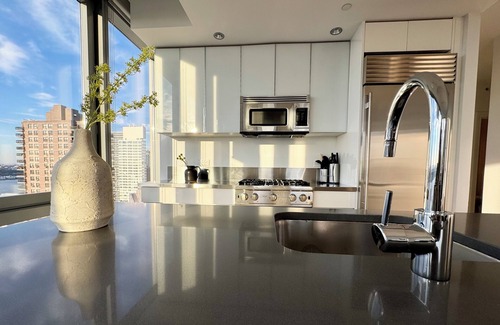 Lincoln Square Apartamento | 2 bed/2 bath luxe condo in Midtown