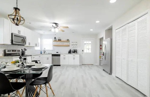 Spring Casa | 2 bed 2 bath Modern Farmhouse in Old Town Spring
