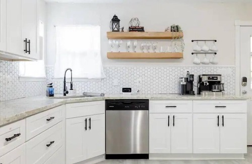 Spring Casa | 2 bed 2 bath Modern Farmhouse in Old Town Spring