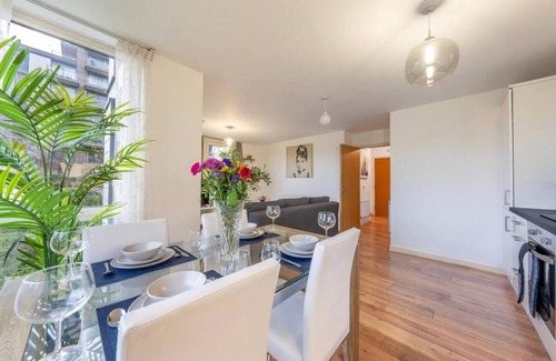 London Borough of Hounslow Apartamento | 2 Bed-2 Bath-sleeps 6-free Parking-free Gym Access -wifi