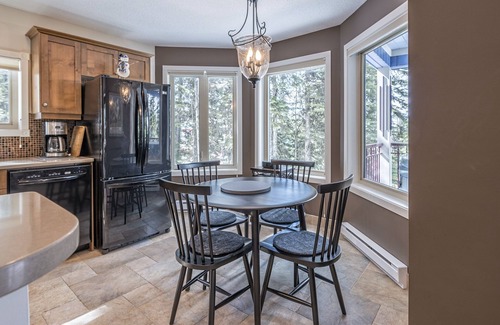 Silver Star Mountain Apartamento | 2 Bed/2 Bath Suite On Skiway - Hot Tub, Laundry, Storage Room, Heated Floors!