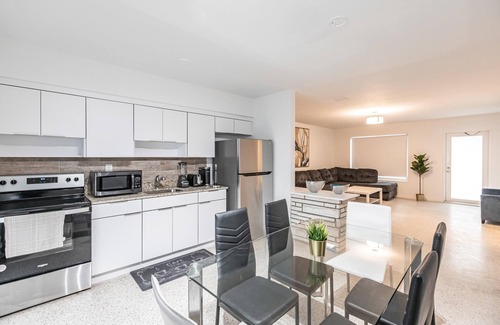 Sunny Isles Beach Chalet De Esquí | 2 bed 2 bath Beach 1 min walk keyless entry DOG ok Free Parking