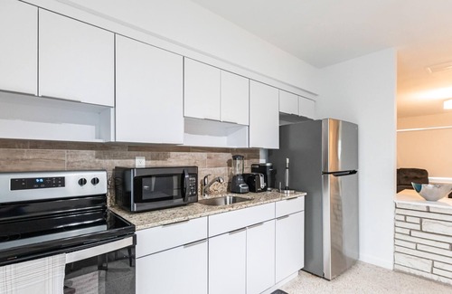 Sunny Isles Beach Chalet De Esquí | 2 bed 2 bath Beach 1 min walk keyless entry DOG ok Free Parking