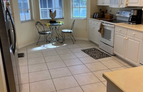 Bonita Springs Condominio | 2 Bed, 2 Baths, includes Nice Screened Patio on the water. Great Clubhouse/Pool
