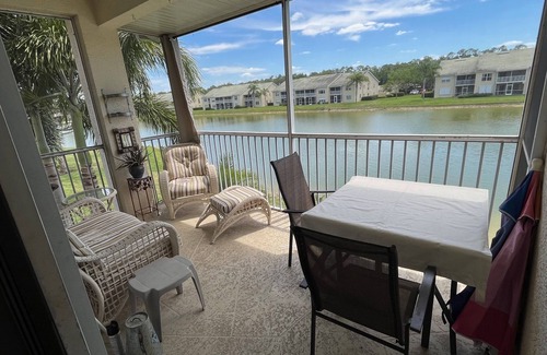 Bonita Springs Condominio | 2 Bed, 2 Baths, includes Nice Screened Patio on the water. Great Clubhouse/Pool