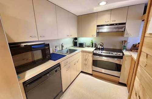Lincoln Casa | 2 Bed/2Bath White Mtn treetop Townhome across from Loon w views, pool & shuttle