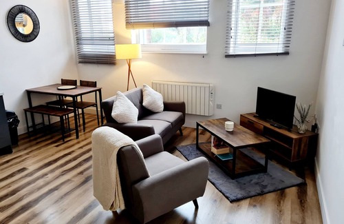Swindon Apartamento | 2-bed Apartment, Parking Including, Sleeps 4