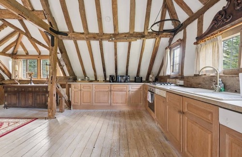 Windlesham Casa | 2-Bed Barn Escape + Private Drive & Gardens