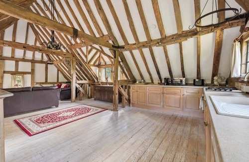 Windlesham Casa | 2-Bed Barn Escape + Private Drive & Gardens