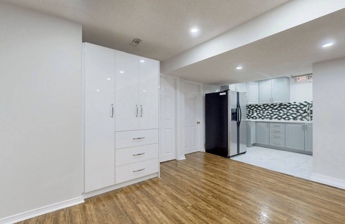 East Credit Apartamento | 2 Bed Basement Apartment Heartland Mississauga