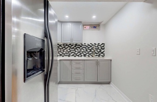 East Credit Apartamento | 2 Bed Basement Apartment Heartland Mississauga
