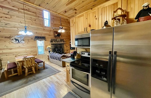 Helen Cabina | 2 bed Cabin w/ HOT TUB close to Helen #16