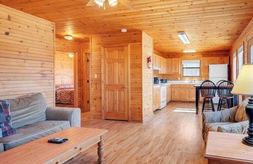 Byrdstown Cabina | 2 Bed Chalet Lakeside with Exceptional View of Dale Hollow Lake