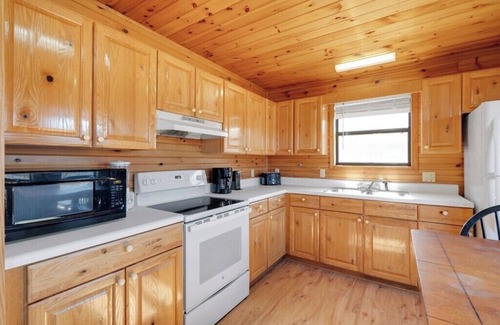 Byrdstown Cabina | 2 Bed Chalet Lakeside with Exceptional View of Dale Hollow Lake