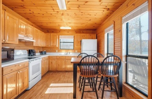 Byrdstown Cabina | 2 Bed Chalet Lakeside with Exceptional View of Dale Hollow Lake