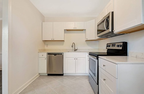 Midtown Apartamento | 2 bed Corporate Apt. Pets OK perfect for short and longterm stays