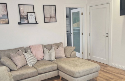 Tyrone Cabaña | 2 Bed cottage-Sleeps 4-Private Garden-Parking