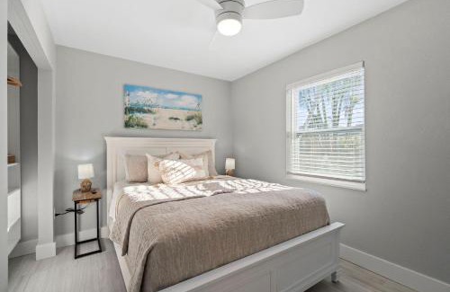 Englewood Villa | 2 Bed Cottage Walk to Beach, Bikes, Kayaks, Beach Gear, Fishing