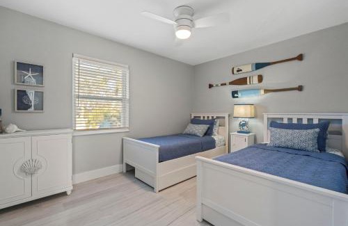 Englewood Villa | 2 Bed Cottage Walk to Beach, Bikes, Kayaks, Beach Gear, Fishing