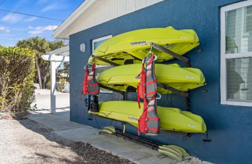 Englewood Villa | 2 Bed Cottage Walk to Beach, Bikes, Kayaks, Beach Gear, Fishing