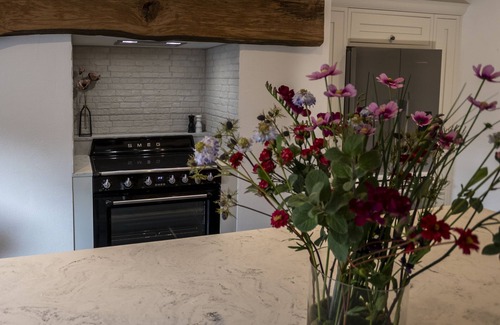 Llanfor Cabaña | 2 Bed Cottage with own kitchen and living space