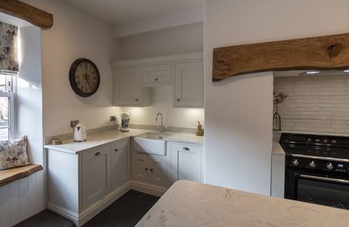 Llanfor Cabaña | 2 Bed Cottage with own kitchen and living space