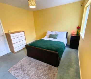 Langley Marish Casa | 2 Bed End Terrace M4 M25 Heathrow Windsor & London