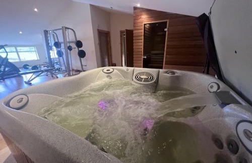 Motherwell Apartamento | 2 Bed Flat - Sleeps 4 - Pets - Hot Tub - Gym