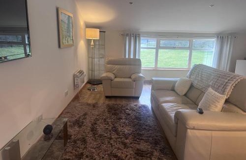 Motherwell Apartamento | 2 Bed Flat - Sleeps 4 - Pets - Hot Tub - Gym