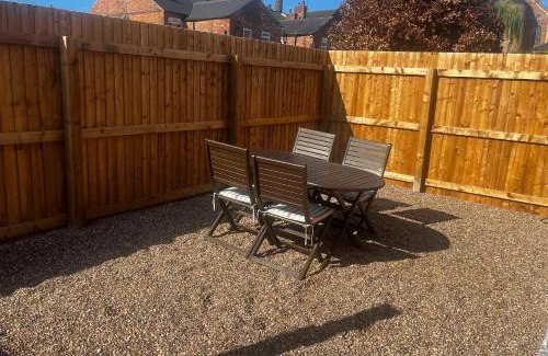 Long Eaton Apartamento | 2 Bed Flat - Sleeps 8 - Pets - Garden - Parking