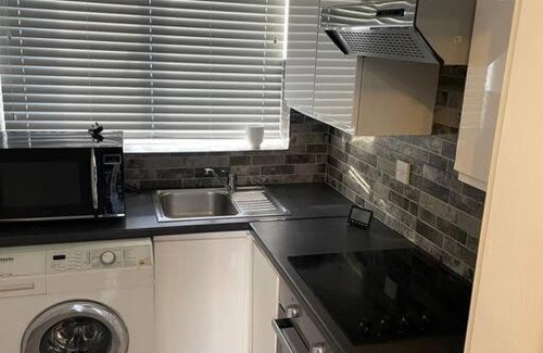 Edmonton Apartamento | 2 bed flat with balcony, TV & Great transport