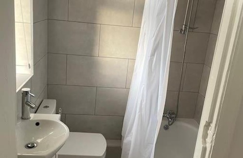 Edmonton Apartamento | 2 bed flat with balcony, TV & Great transport