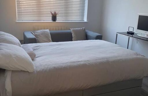 Edmonton Apartamento | 2 bed flat with balcony, TV & Great transport