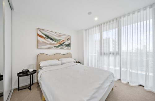 Phillip Apartamento | 2-Bed Haven: Impeccable Interiors & Chic Amenities