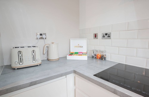 Marston Green Casa | 2 Bed Home - HS2, NEC, Resorts World & BHX Airport