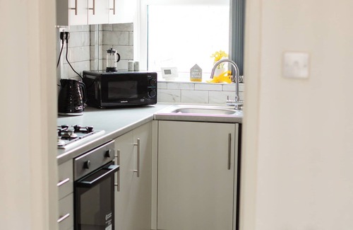 Widnes Casa | 2 Bed Home near Airport with 6 Separate Beds, Parking, Netflix and a garden.