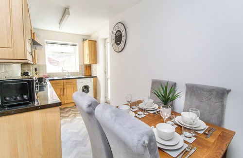 St Helens Apartamento | 2 Bed House in St Helens | Near Liverpool | Good for Contractors & Families